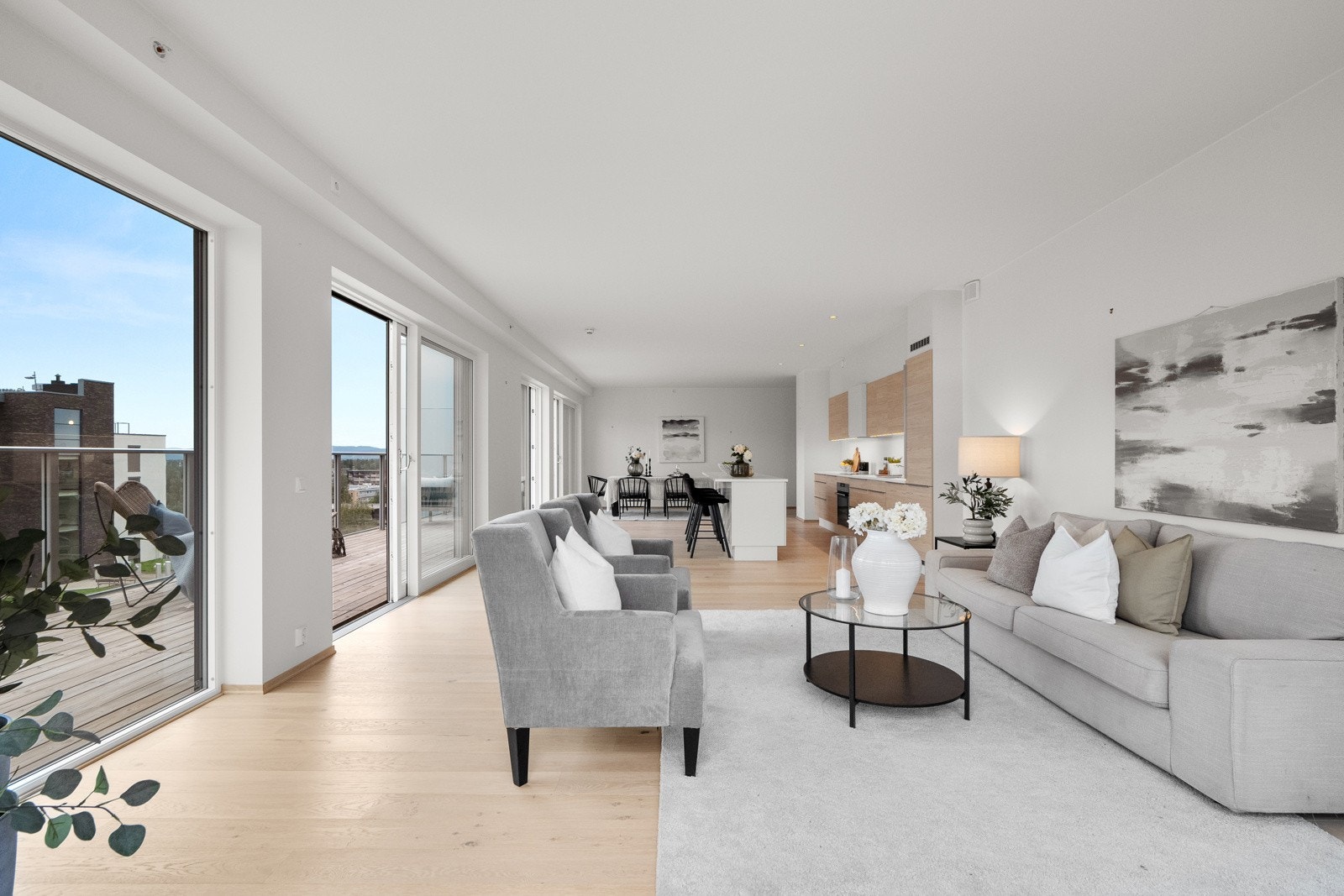 Stuen har en åpen og velfungerende løsning mot kjøkkenet, noe som sikrer en god utnyttelse av arealet og skaper et hyggelig og sosialt oppholdsrom. Galleribilde