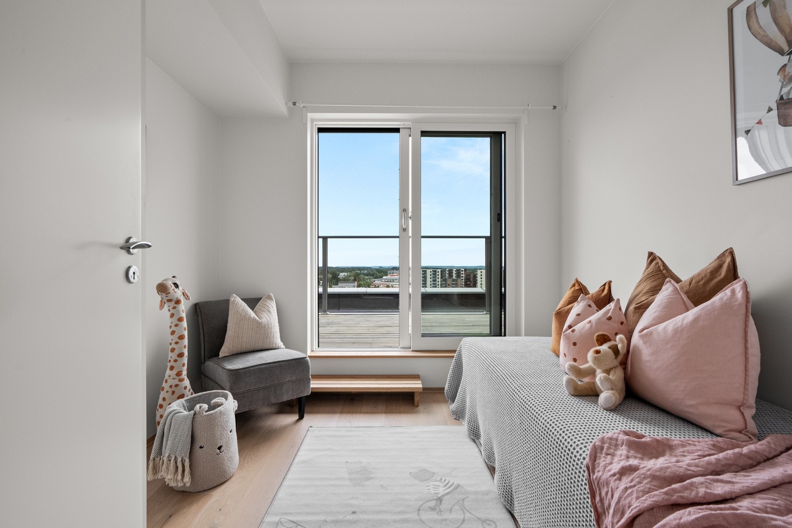 Leiligheten har tre gode soverom. Med tre soverom egner det ene seg ypperlig for hjemmekontor eller gjester. Galleribilde