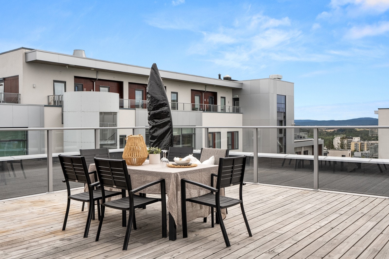 Her kan du innrede med utemøblement, grill, planer og lignende - det er god plass til å skape det uterommet du selv drømmer om. Galleribilde