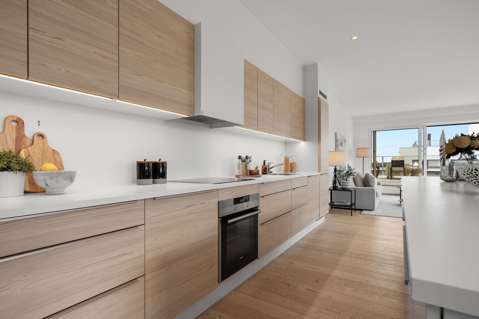 De integrerte hvitevarene som kjøleskap med fryserdel, oppvaskmaskin og komfyr med nedfelt induksjonstopp følger med. Galleribilde