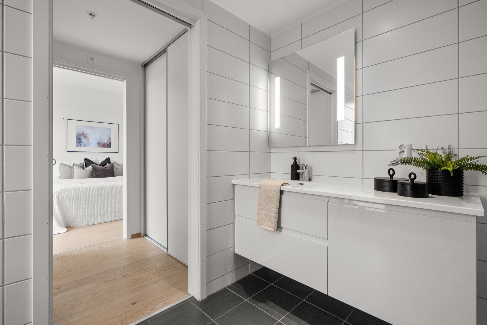 Rommet har tilgang til en walk-in closet med gode oppbevaringsmuligheter, og videre adkomst til et av baderommene. Galleribilde