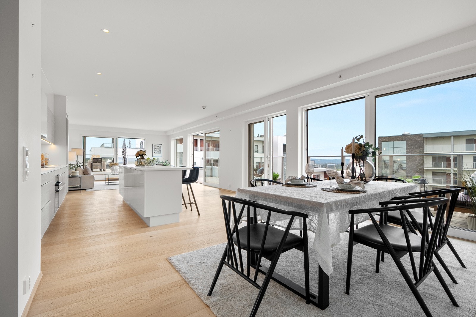 Leiligheten er vel gjennomført med delikate og tidløse overflater. Galleribilde