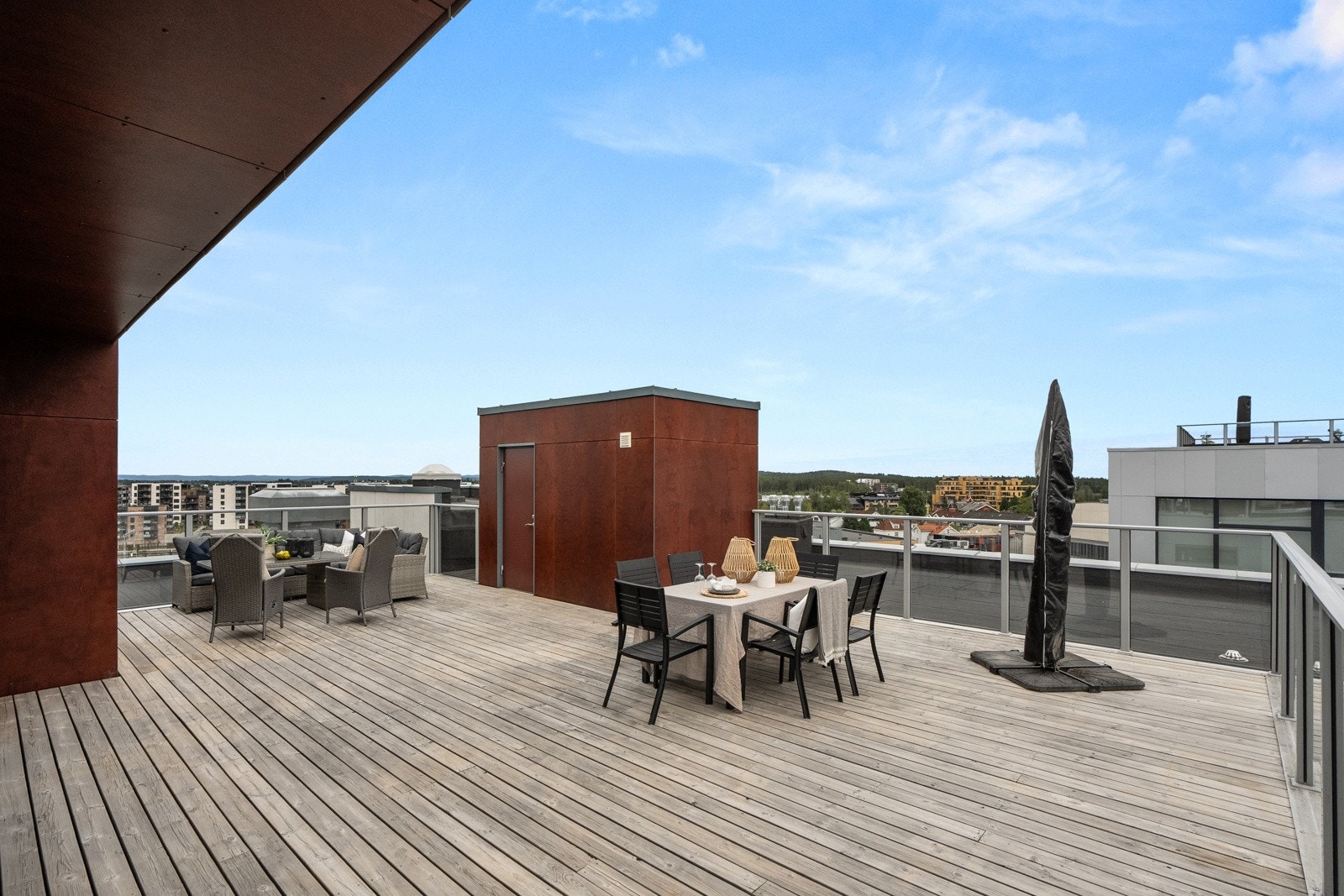 Boligen har i tillegg tre uteplasser på hele 133m² - perfekt på sommerhalvåret! Galleribilde