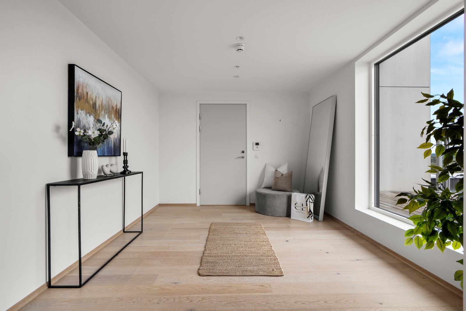 Når du kommer inn i leiligheten blir du møtt av en hyggelig entré som gir et godt førsteinntrykk. Galleribilde