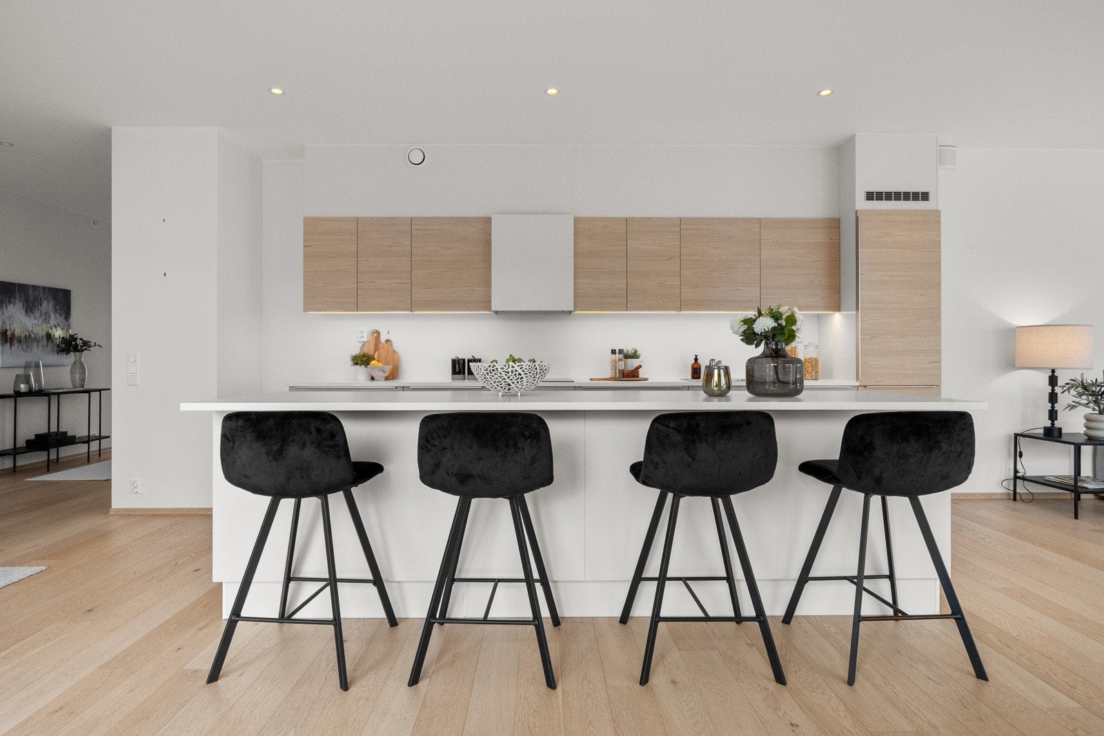 Innredningen har lyse, slette fronter, benkeplater av laminat og nedfelt oppvaskkum. Galleribilde