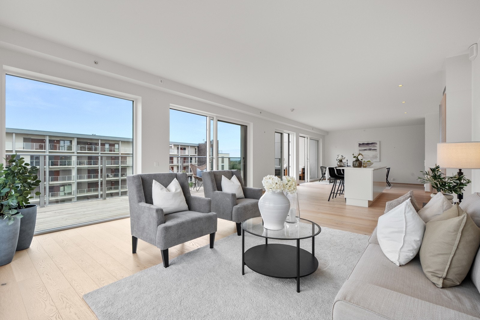 Her kan man innrede i ulike soner. Det er plass til en større sofagruppe med tilhørende møblement og tv-seksjon. Galleribilde