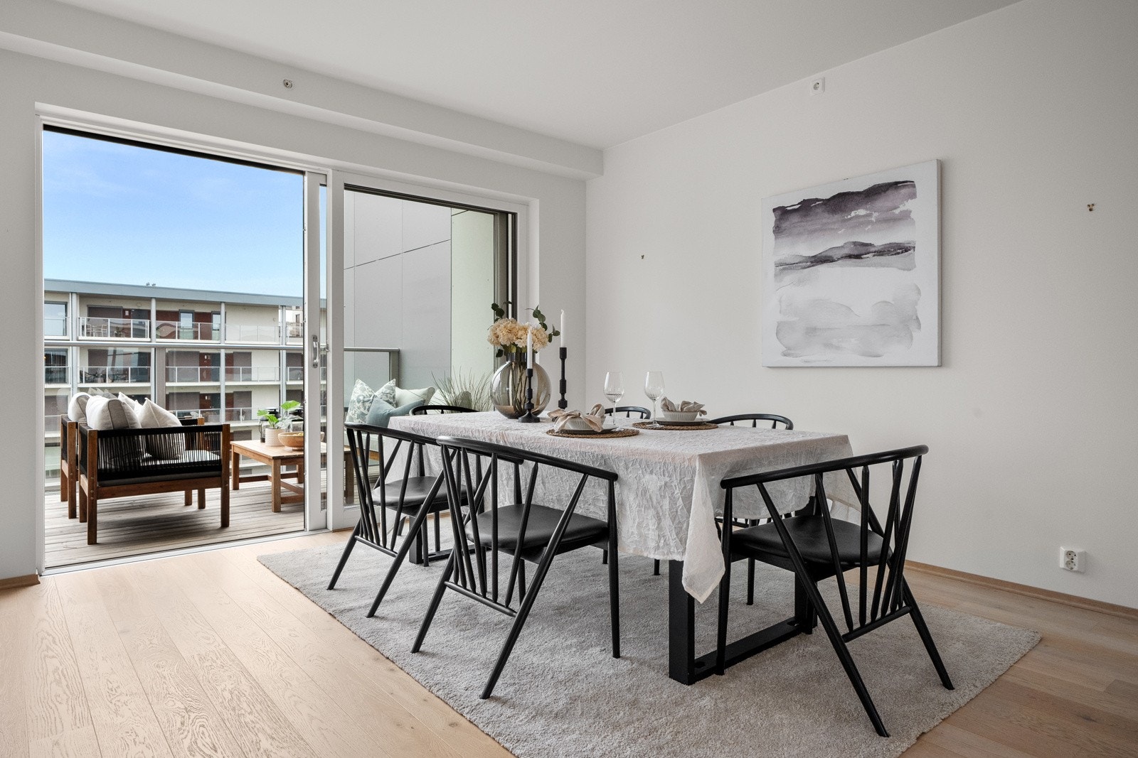 Alle vinduer har solskjerming som styres med fjernkontroll. Galleribilde