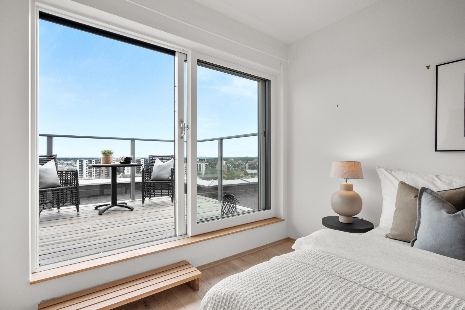 Hovedsoverommet er romslig og har plass til dobbeltseng, nattbord og garderobeløsning. Galleribilde