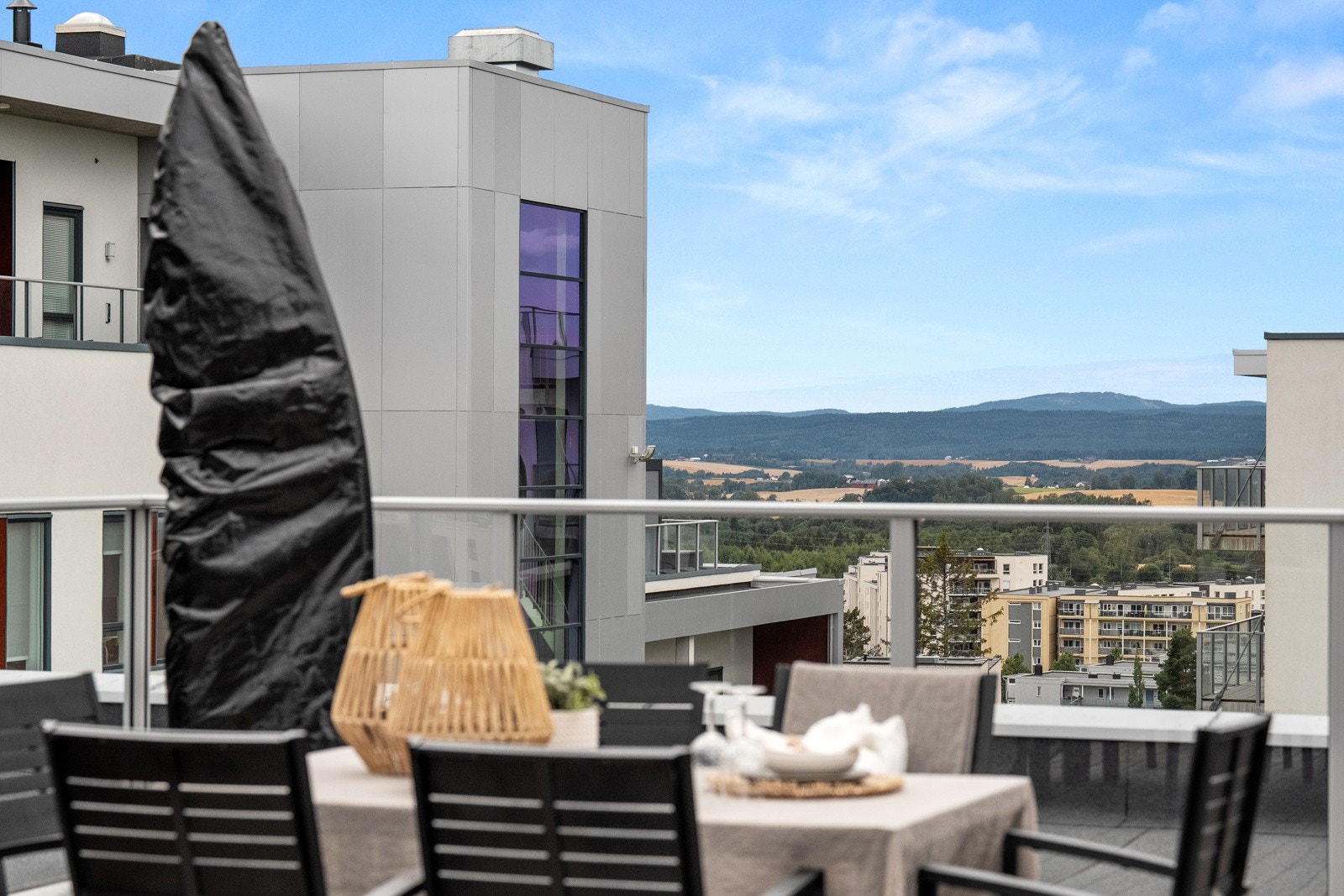 Takterrassen byr på gode solforhold og fin utsikt. Galleribilde