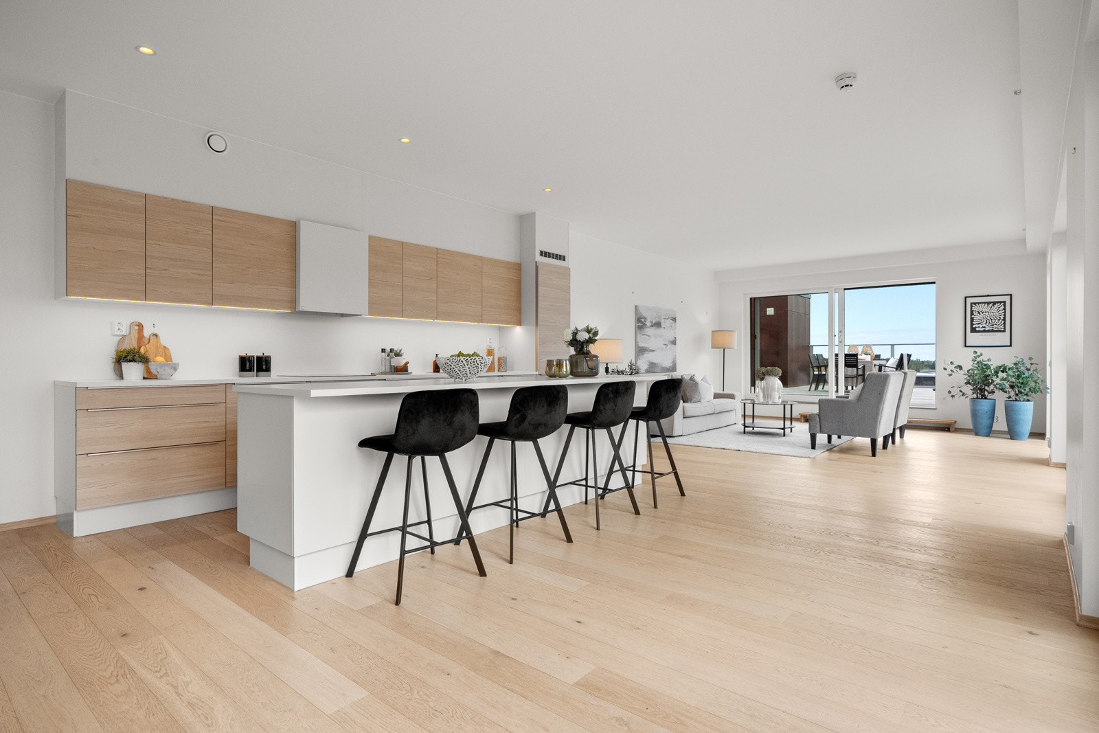 Det er godt med skap- og benkeplass på kjøkkenet for oppbevaring og matlaging. Galleribilde