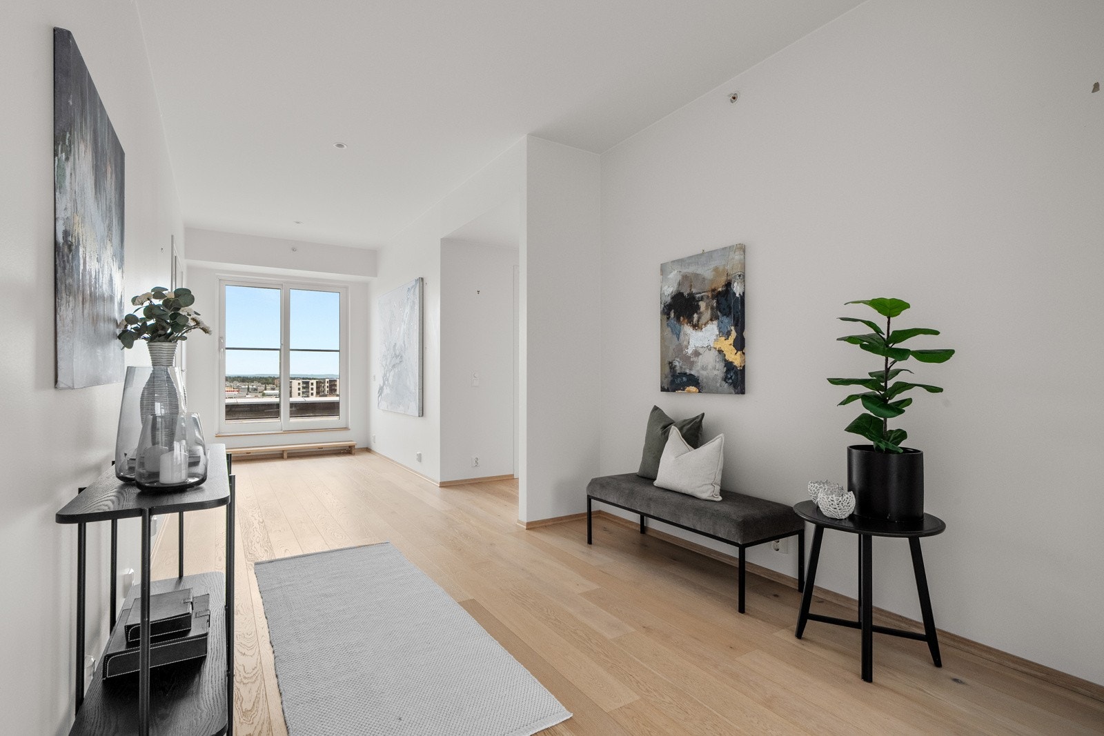 Leiligheten disponerer en separat bod i 3. etasje og bod via sydvendt takterrasse i 7. etasje, begge på 5m². Galleribilde