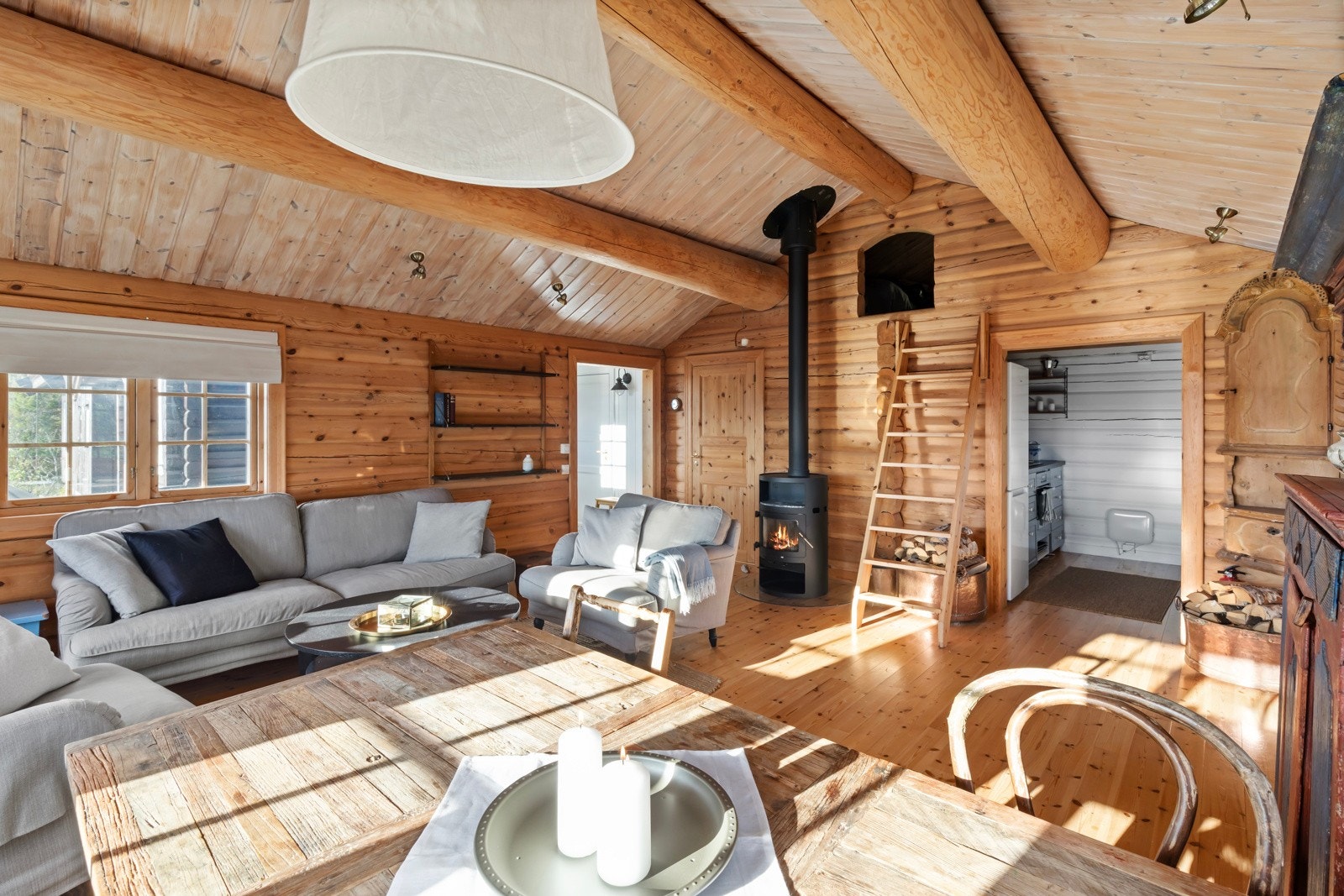 Kjøkkenet er i en delvis åpen løsning mot spisestuen. Galleribilde