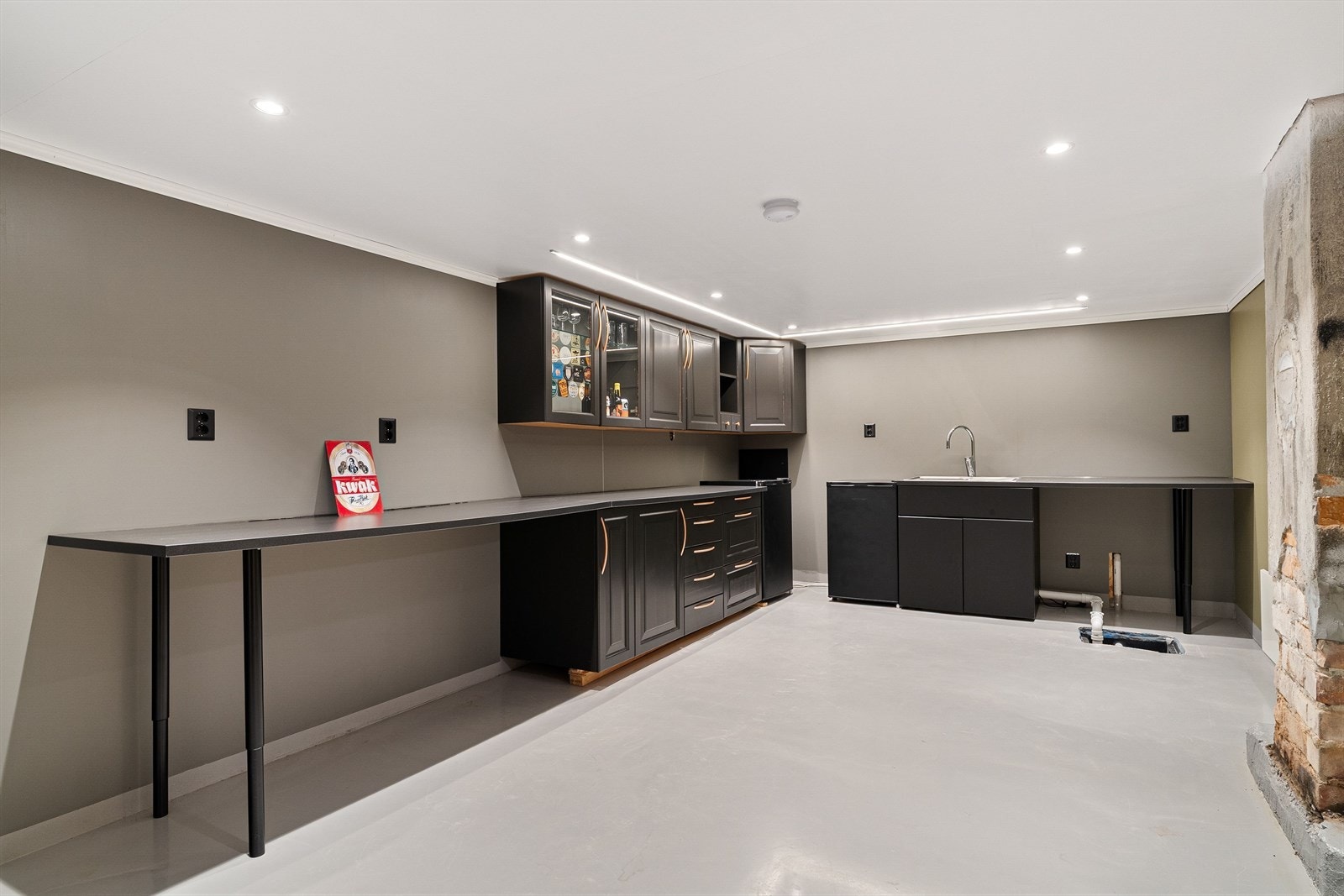 Kjelleren ble pusset opp i 2020 og fremstår nå som et praktisk og funksjonelt areal. Galleribilde