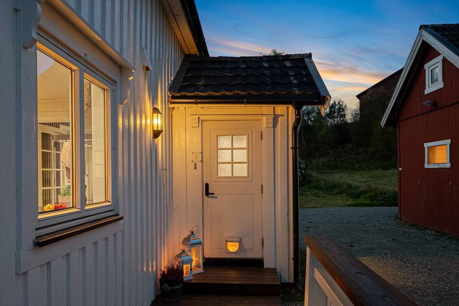 Boligen har et pent inngangsparti med repos i tre og stemningsfull utebelysning. Galleribilde