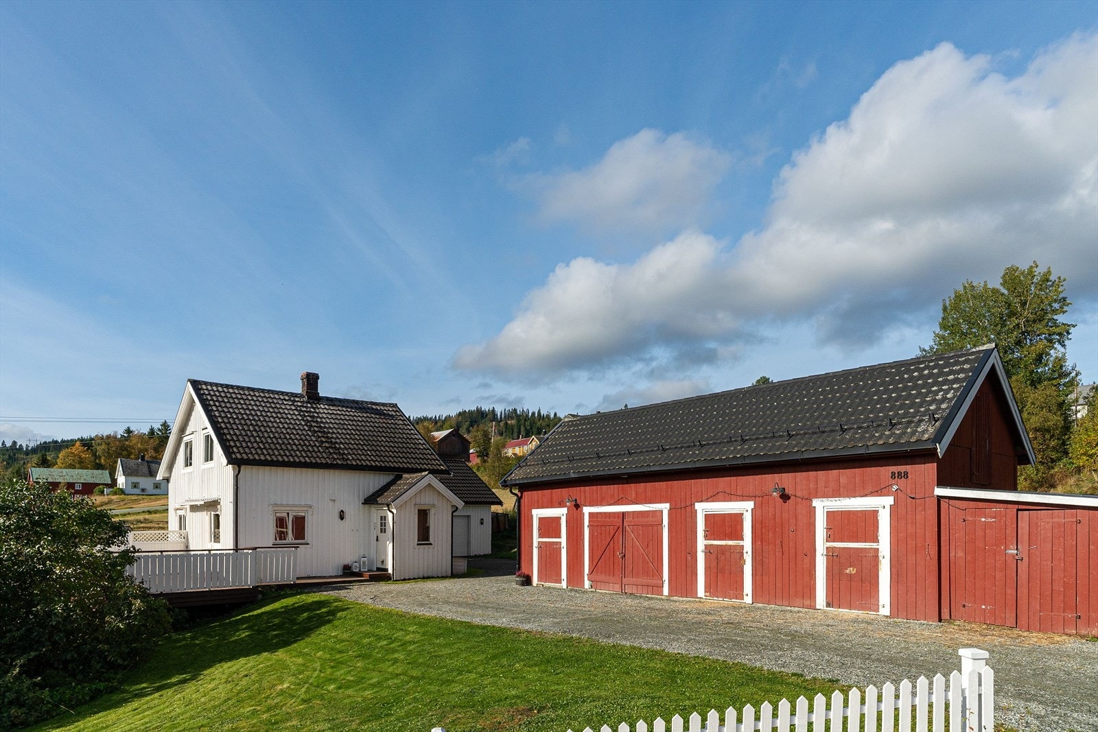 Eiendommen har solrik tomt med terrasse på ca. 80 kvm, frodig hage, dobbelgarasje og stall på ca. 50 kvm. Galleribilde