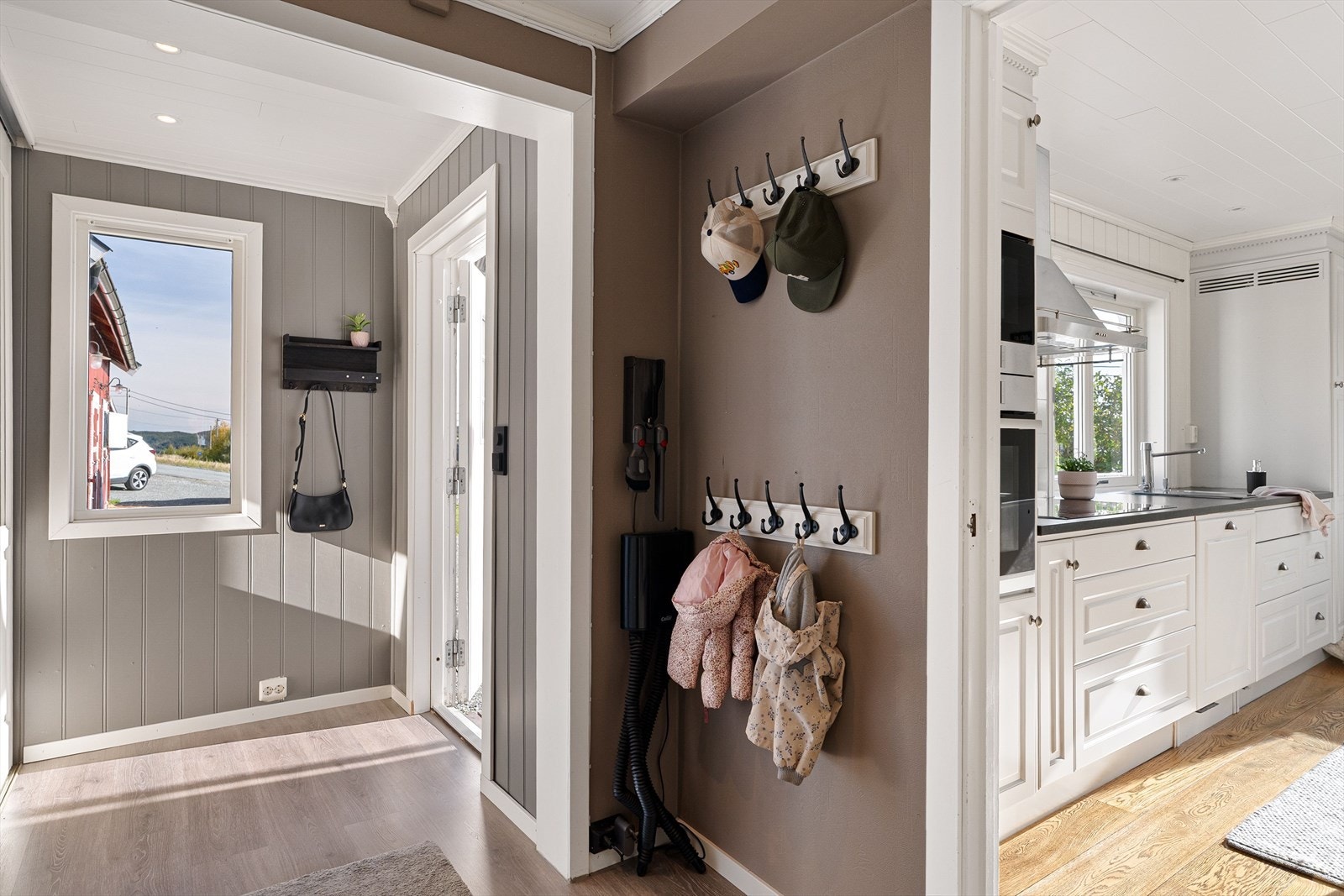 Entreen er på ca. 8 kvm, og oppleves som åpen og luftig. Galleribilde