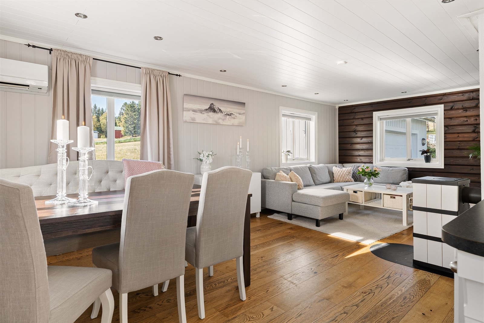 Den åpne løsningen gjør matlagingen sosial og serveringen enkel. Galleribilde