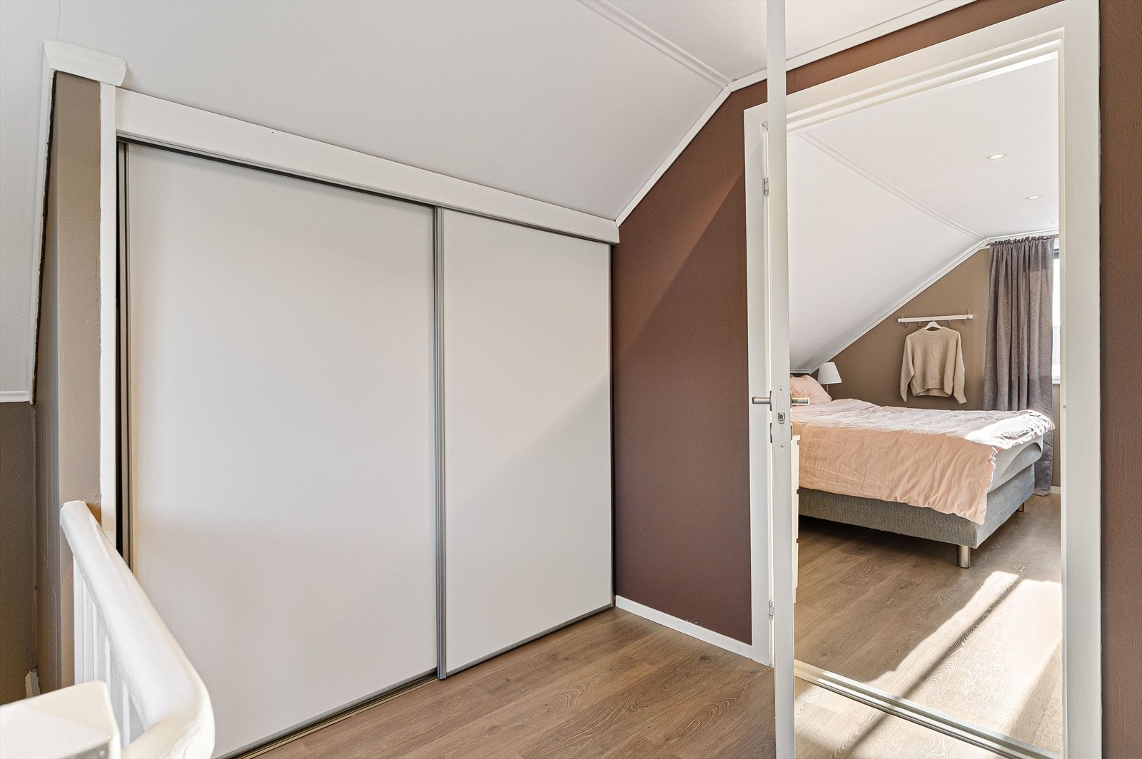 Boligen har tre romslige soverom i andre etasje. Galleribilde