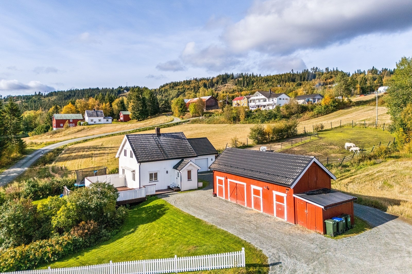 I tillegg til stor tomt har du en stall som inneholder tre stallbokser, påselingsrom, fórrom, selerom og høyloft i andre etasje. Galleribilde