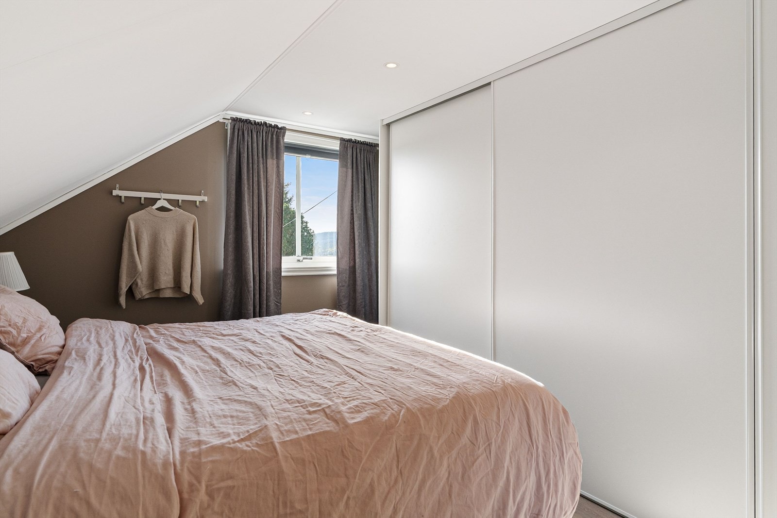 Alle soverommene ble oppgradert i 2022 med malte vegger og tak, nytt laminatgulv fra Pergo, ny belysning og smarthusstyring for varme. Galleribilde