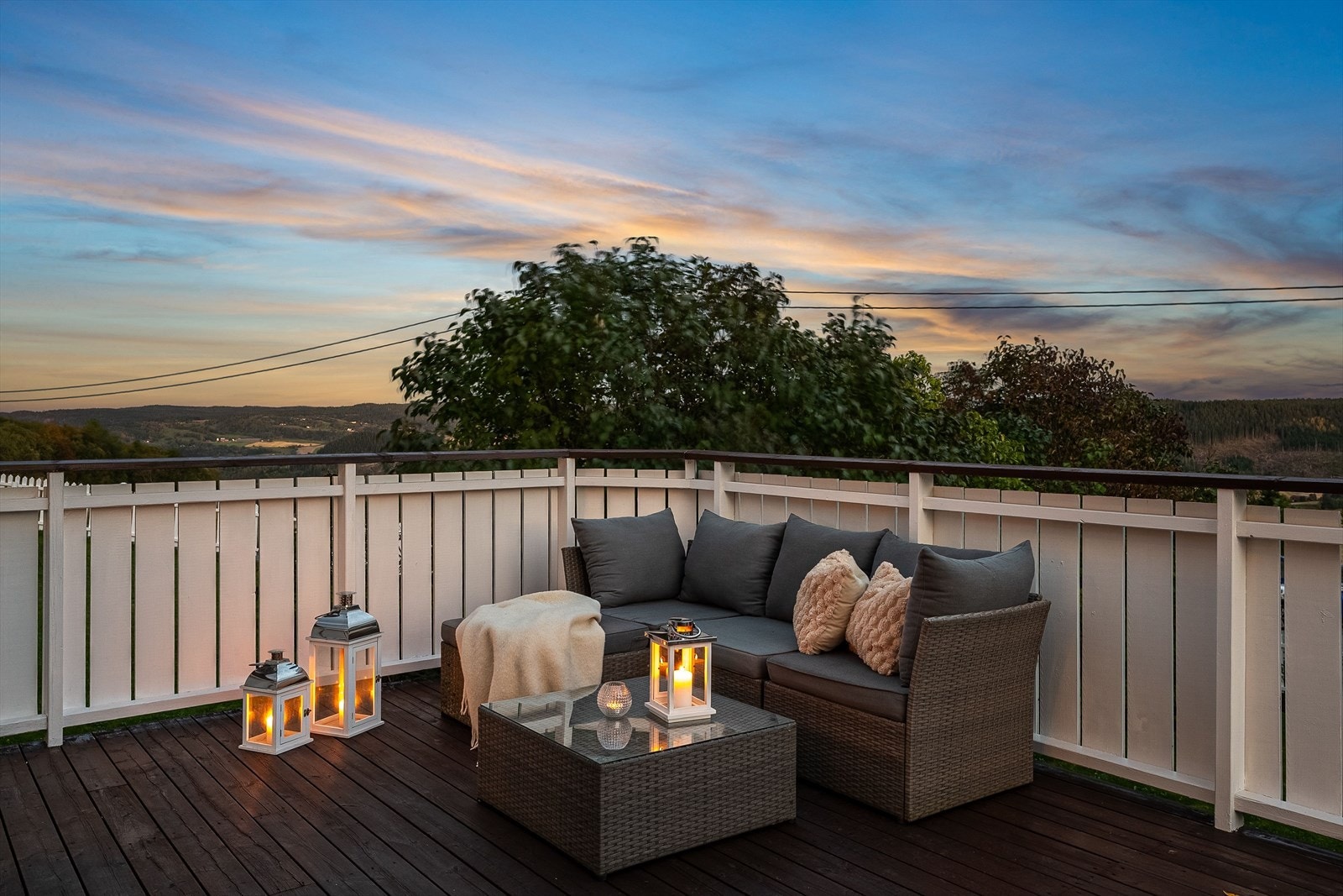 Verandaen er på tilsammen ca. 80 kvm, og ble utvidet i 2019. Galleribilde