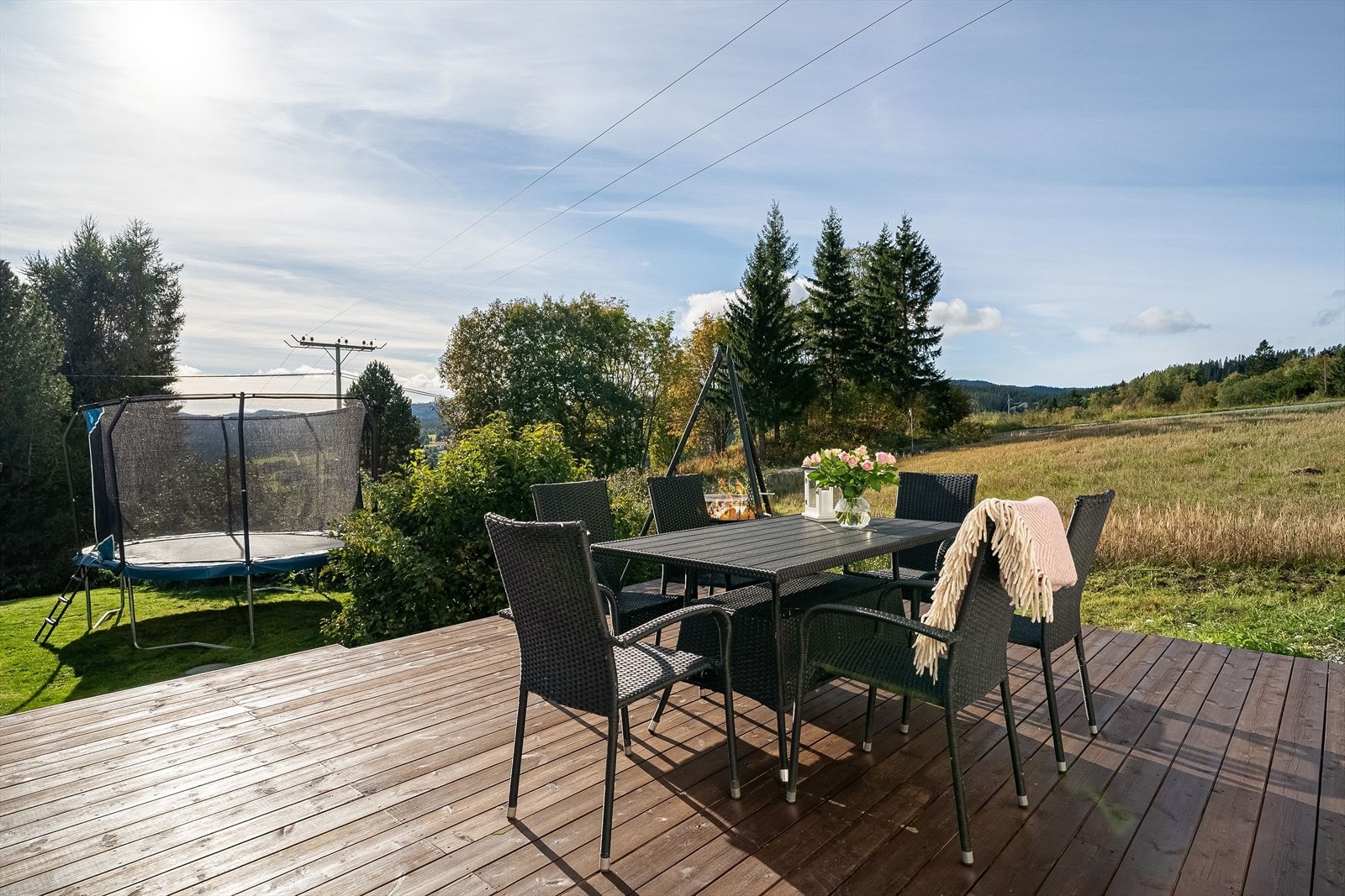 Den velstelte hagen byr på rikelig med boltreplass for barn og firbeinte. Galleribilde