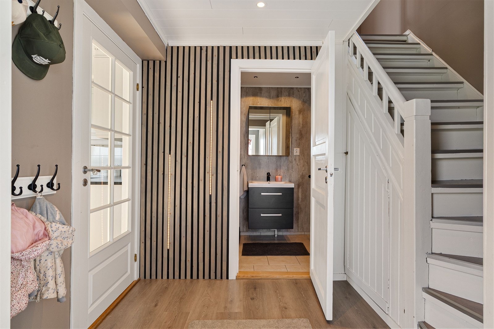 Entréen ble oppgradert i 2022 og 2024 med nytt gulv fra Pergo med gulvvarme tilkoblet smarthus, ny belysning med downlights og LED-strips, trådløs appstyring av lys og nytt utelys. Galleribilde