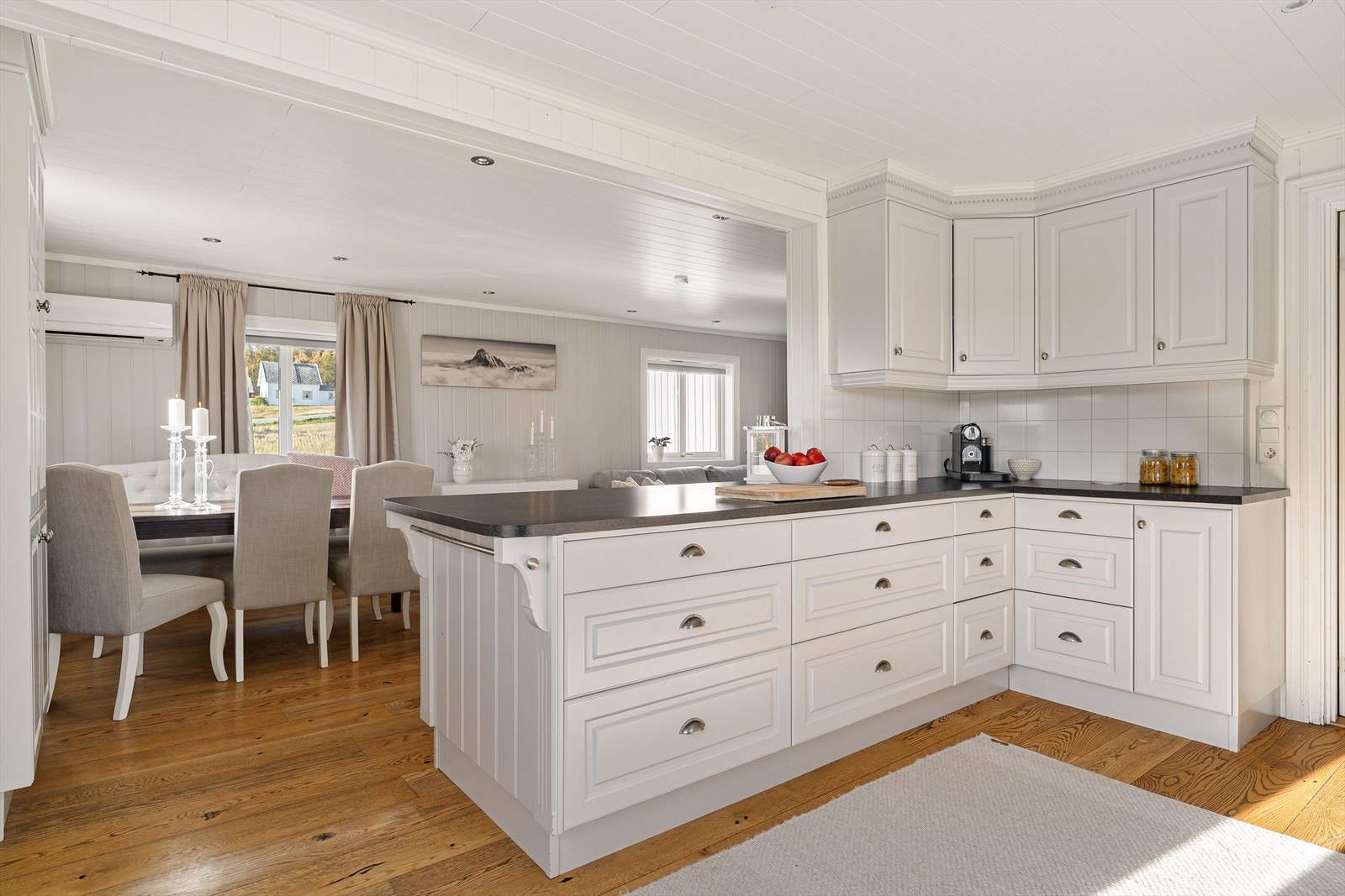 Kjøkkeninnredningen har gode benkeflater, takhøye overskap og rikelig med oppbevaringsplass. Galleribilde