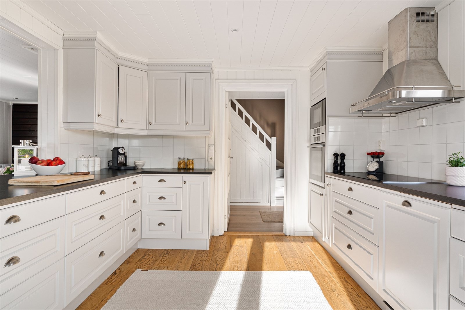 Kjøkkenet er utstyrt med integrerte hvitevarer, ventilator og komfyrvakt. Galleribilde