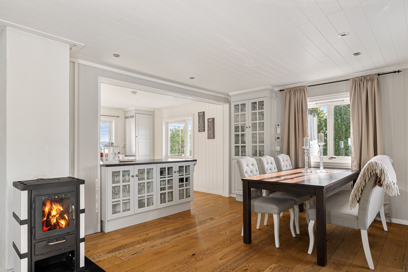 Kjøkkenet, som måler ca. 13,5 kvm, ligger i åpen løsning med stuen, og i overgangen er det en fin plass for langbord. Galleribilde