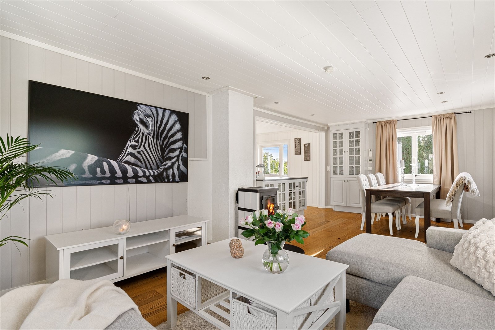 Stuen får mye naturlig lys, samt fint utsyn via store vinduer. Gjennom hele boligen er det utstrakt bruk av downlights. Galleribilde