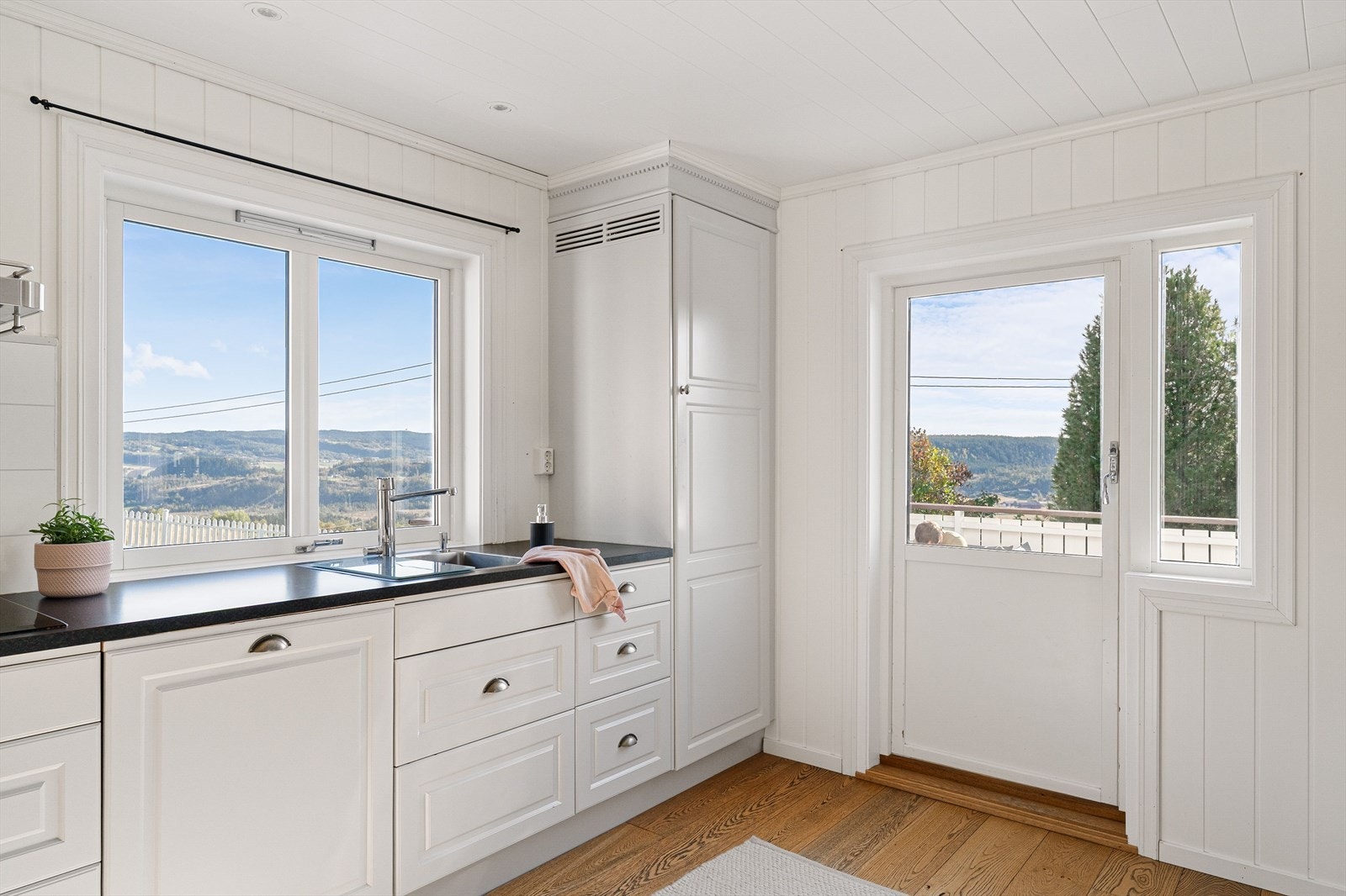 Fra kjøkkenet er det utgang til den store verandaen, hvor utmerkede solforhold og nydelig utsikt kan nytes til det fulle. Galleribilde