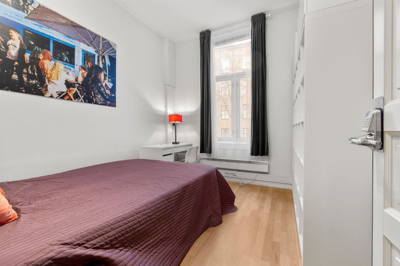 Rom nr.5
Ett soverom med enkel seng
Leiepris kr. 8900- pr.mnd Galleribilde