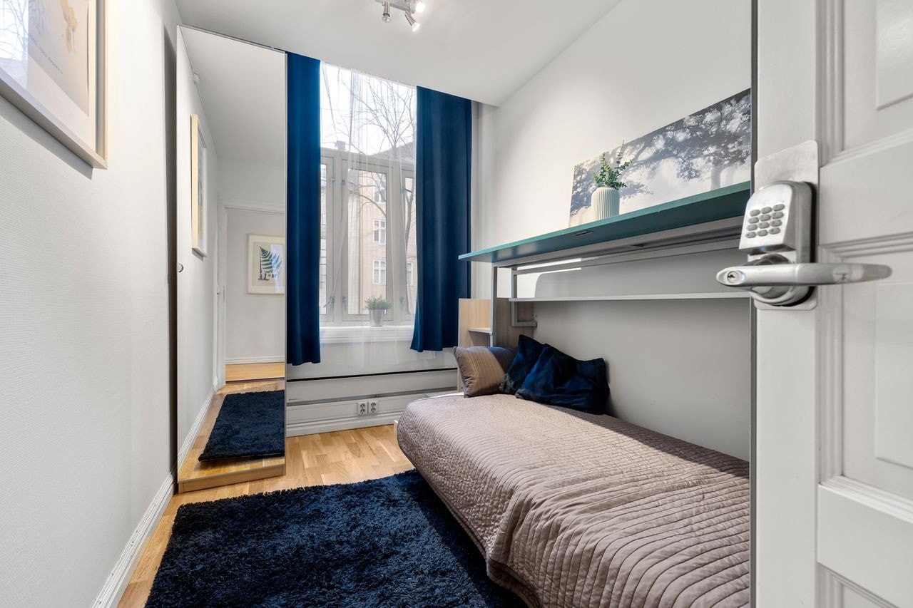 Rom nr. 2
Ett soverom med enkel skapseng og skrivebord
Leiepris kr.6990,-,- pr.mnd Galleribilde