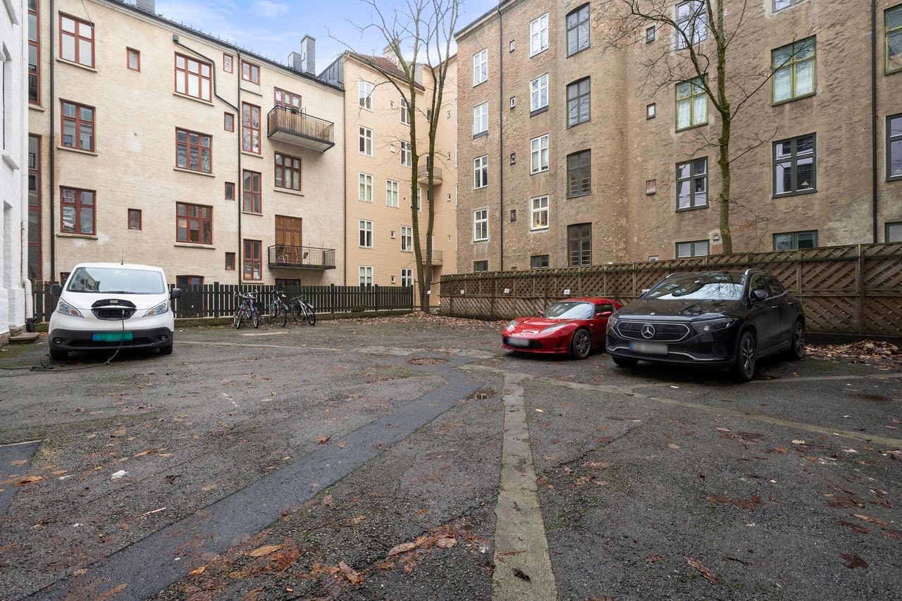 Mulighet for parkering i bakgård med lukket port Galleribilde