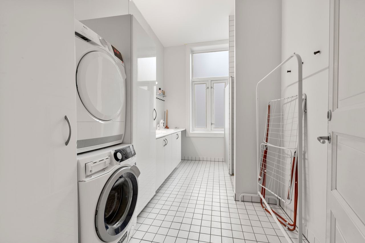 2 bad med dusj, vask wc og ett med vaskemaskin og tørketrommel Galleribilde