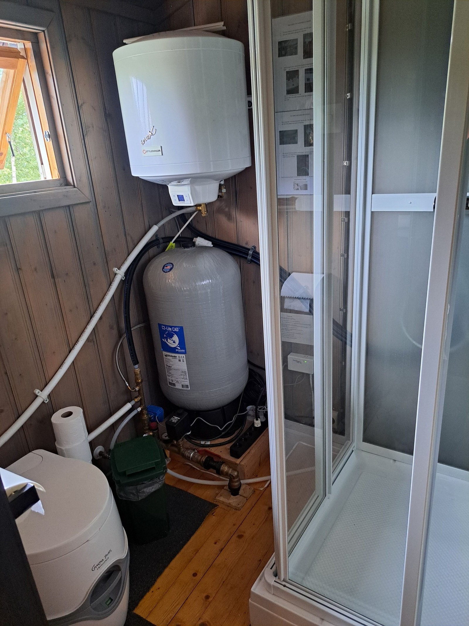 Trykktank, varmvannstank, dusj og Portapotti Galleribilde