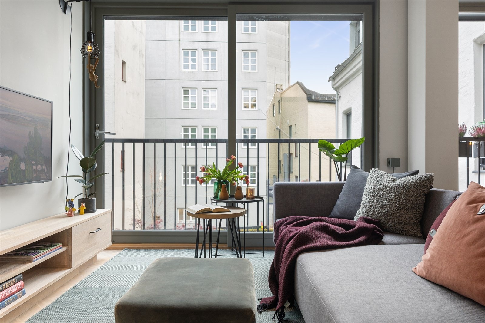 Rommet oppleves lyst og luftig med store vindusflater. Galleribilde