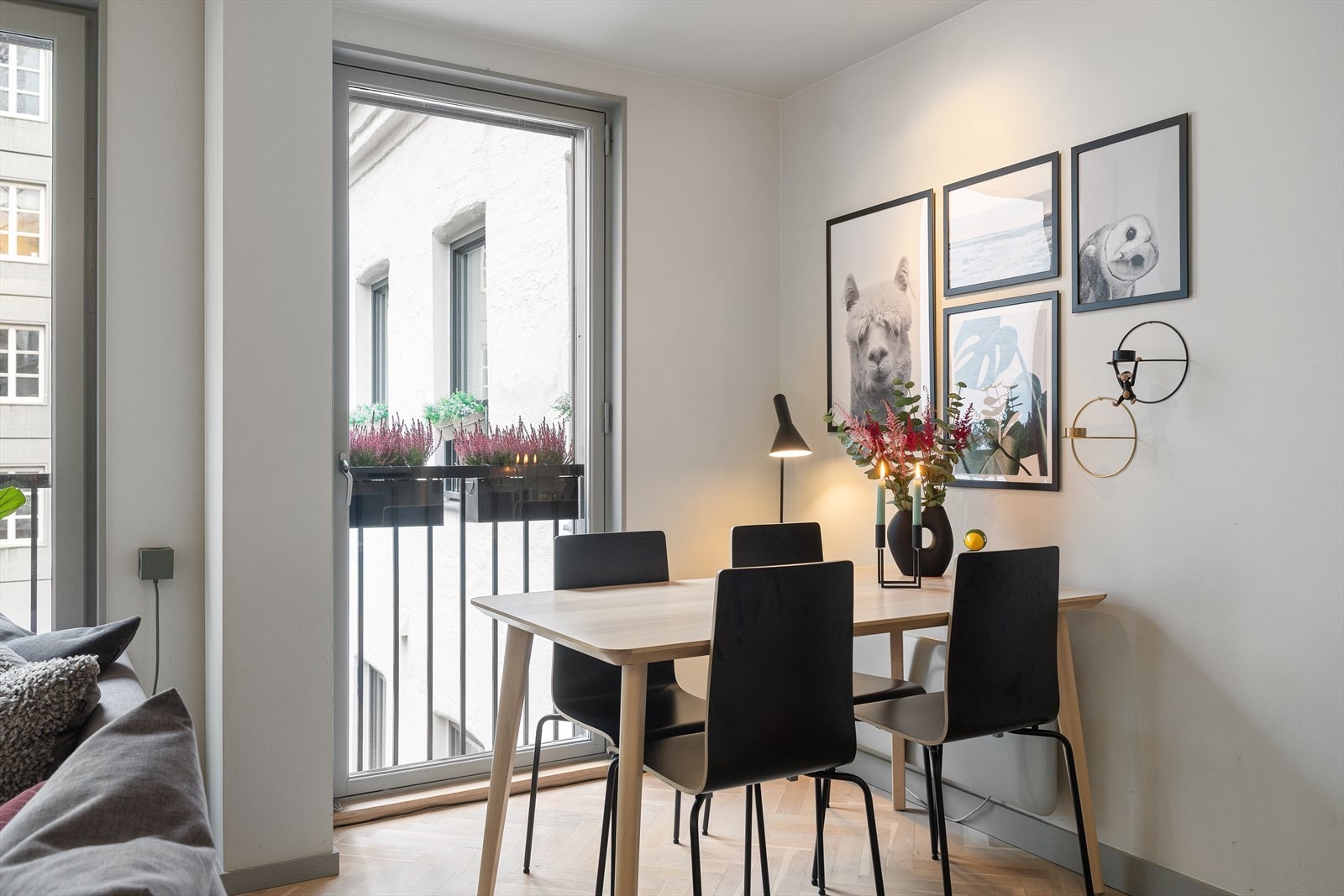 Her er det også plass til et spisebord og annet møblement - perfekt for hyggelige middager med venner og familie. Galleribilde