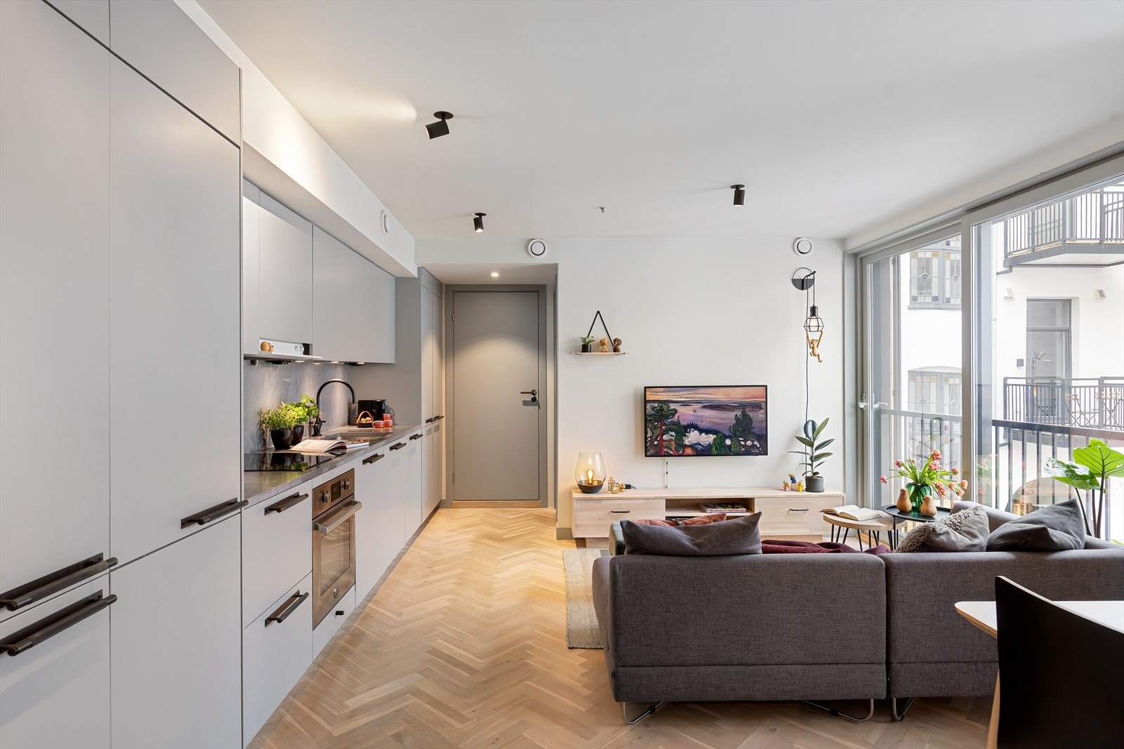 Vakker fiskebensparkett i eik, som gir rommet et tidløst og moderne preg. Galleribilde