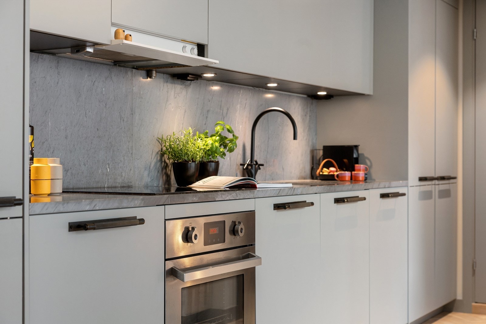 Kjøl med frys fra Siemens, oppvaskmaskin fra Whirlpool og komfyr med platetopp fra Italienske Bertazzoni. Galleribilde