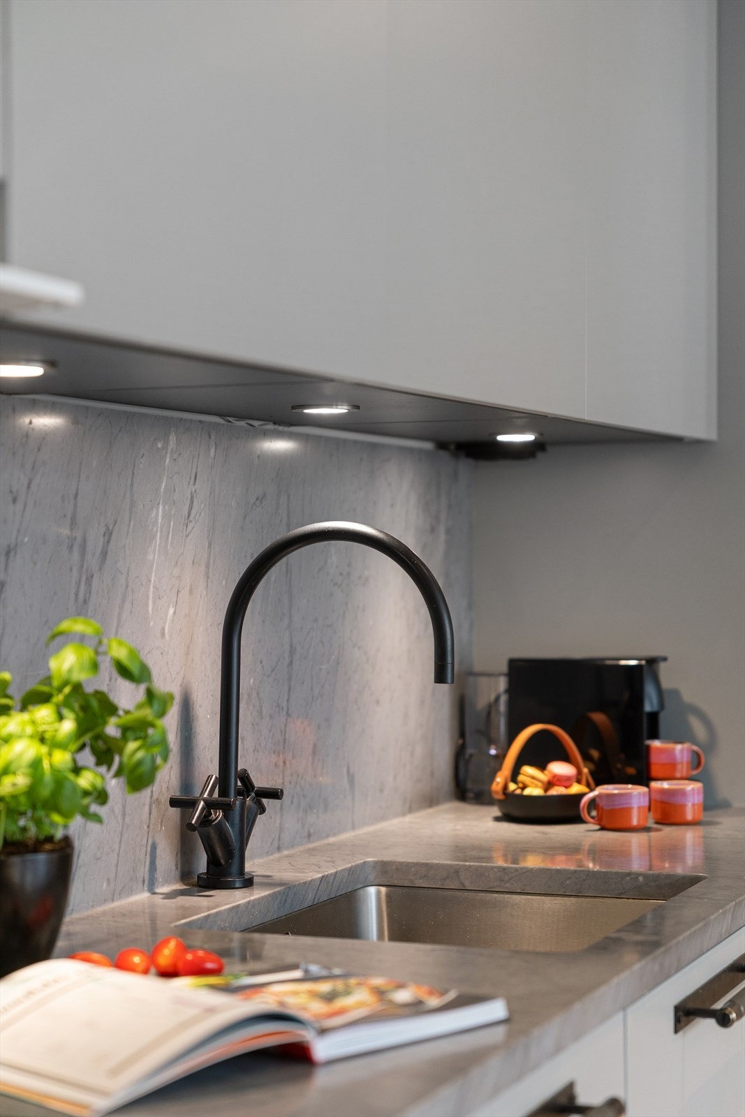 Benkeplate og backsplash i marmor (Bardiglio Novolato) gir et eksklusivt uttrykk. Galleribilde