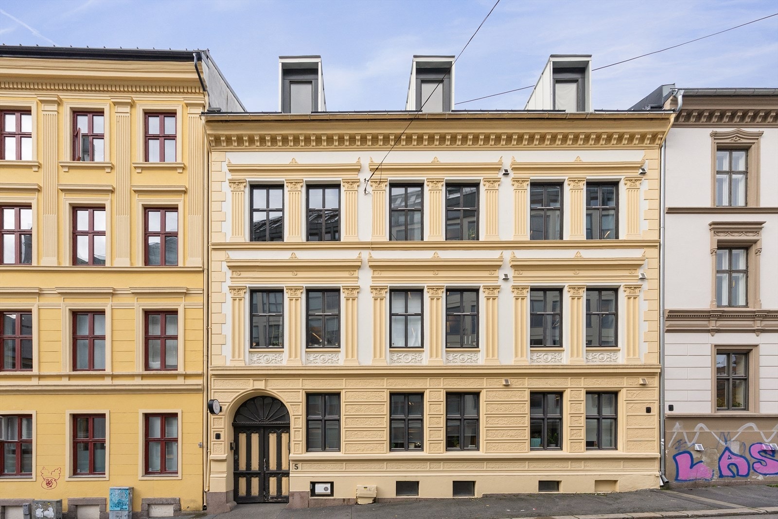 Her bor du i en flott og ærverdig bygård fra 1873. Galleribilde