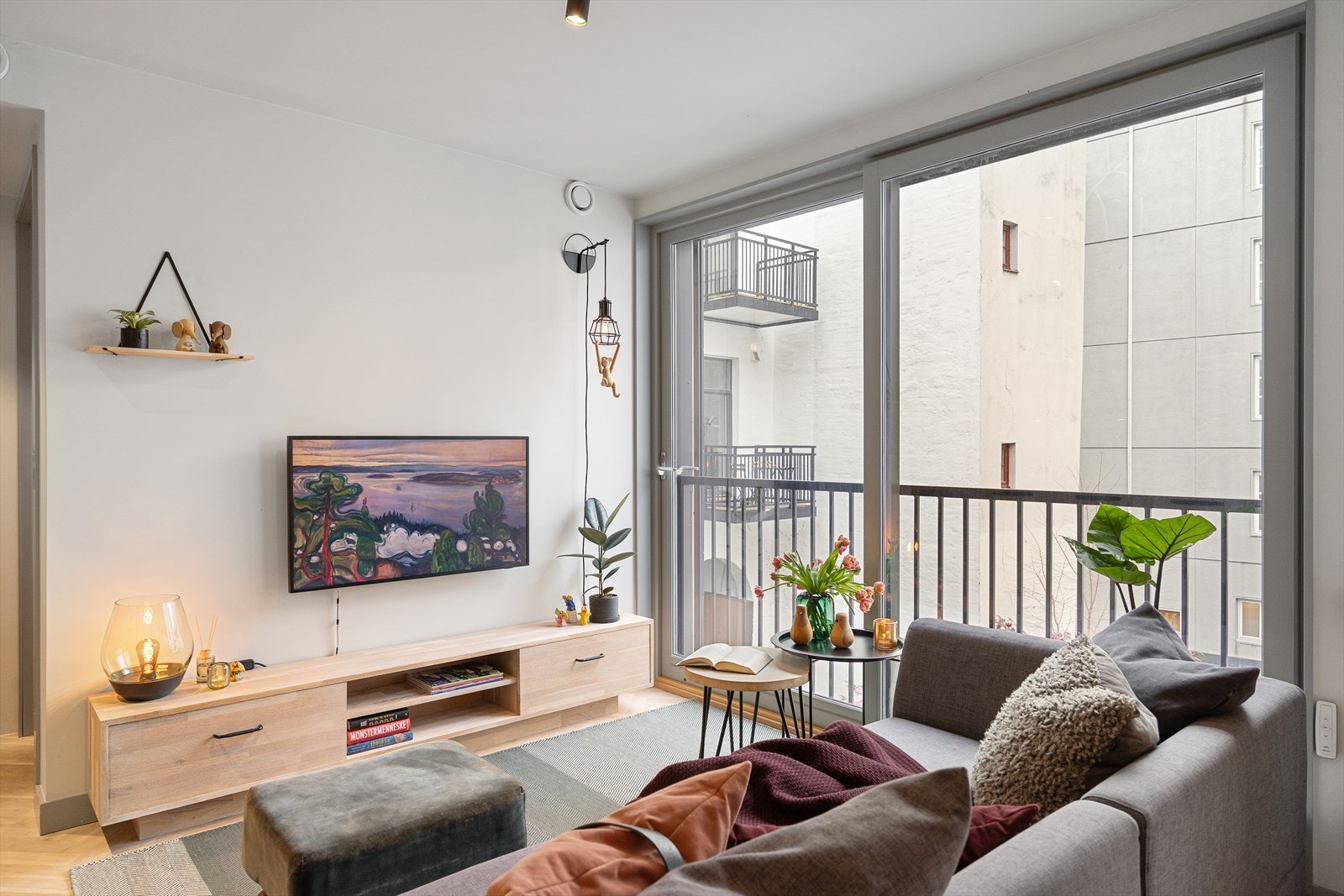 Pen og innbydende stue med plass til sofagruppe og underholdningsavdeling. Galleribilde