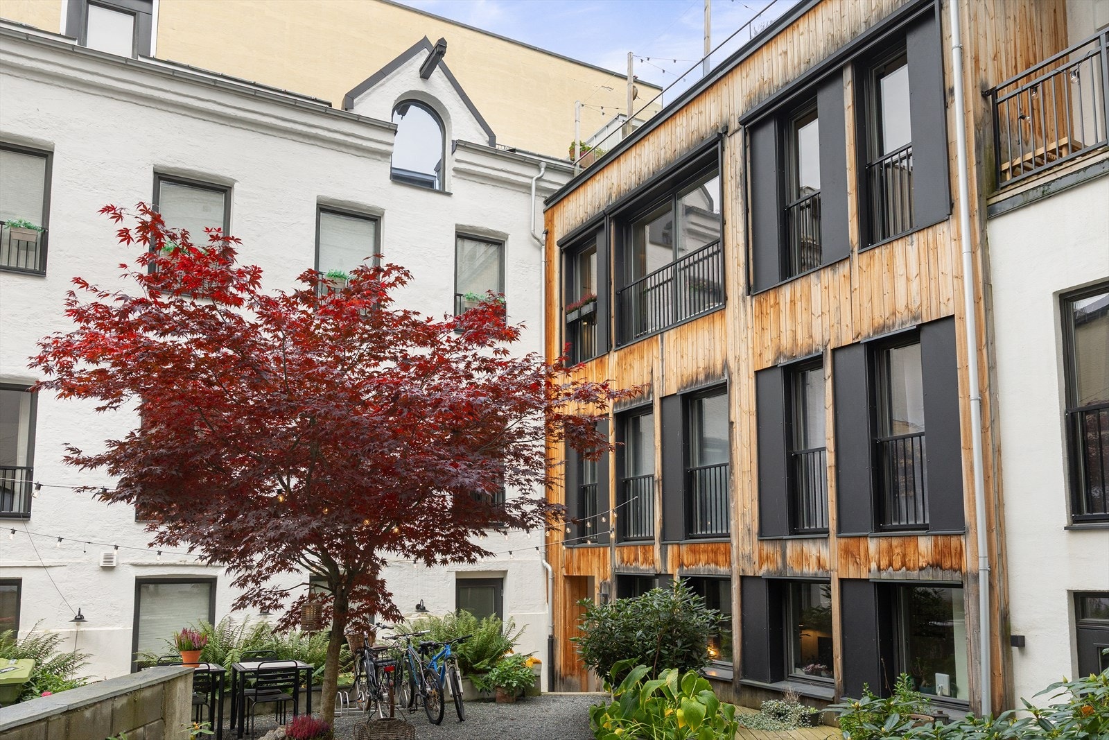 Bakgården er pent opparbeidet og gir et trivelig uterom for beboerne. Galleribilde