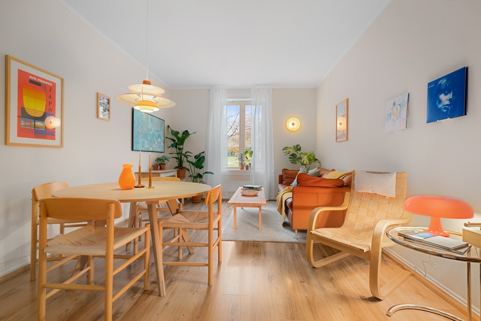 I den koselige stuen vil du føle deg hjemme på et blunk! Her er det god plass til en sofagruppe, spisestue, og en hyggelig leseplass ved peisen. Galleribilde