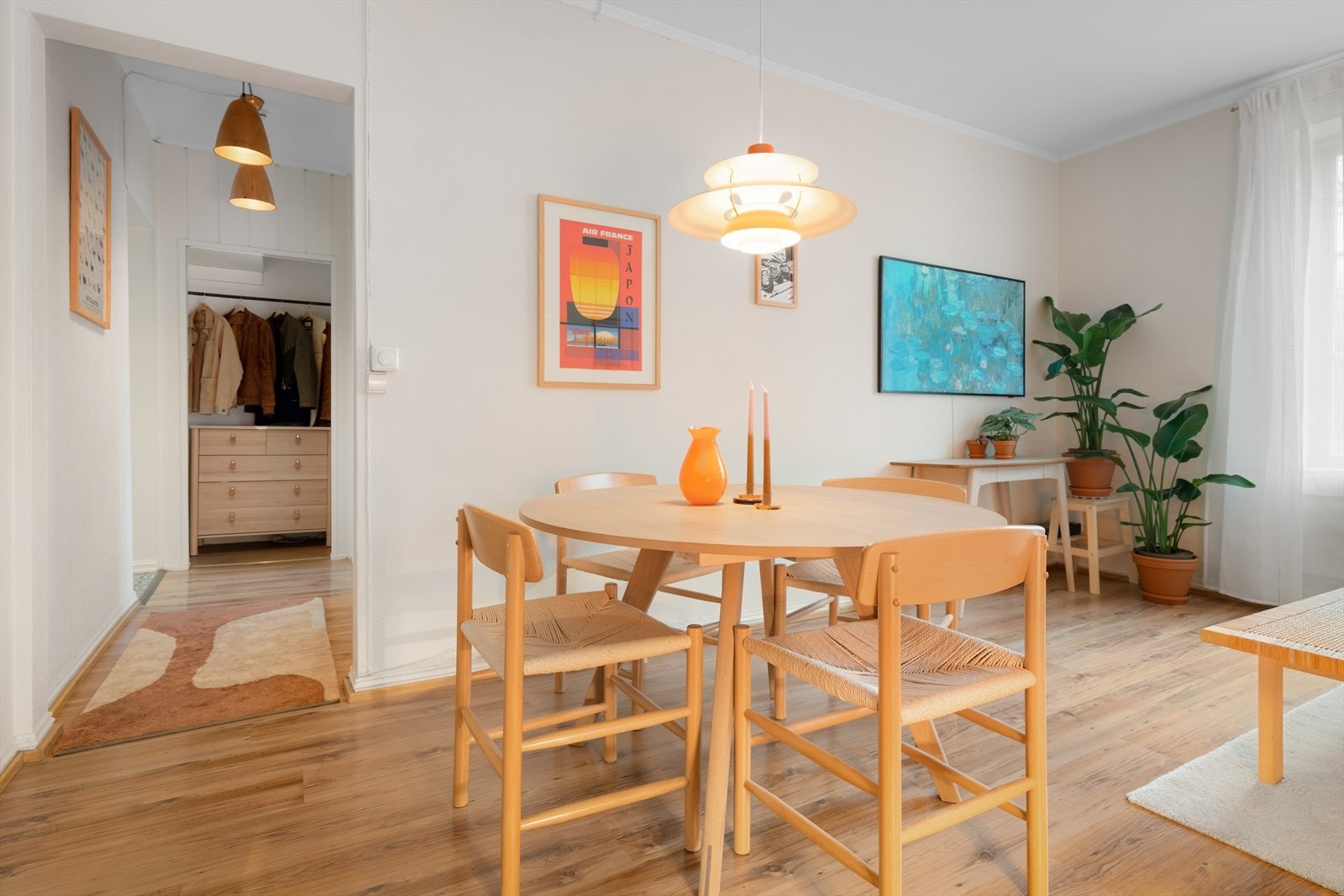 I enden av mellomgangen som leder til soverommet er det en ypperlig plass for å innrede et hjemmekontor, eller en garderobeløsning tilnyttet inngangspartiet. Galleribilde