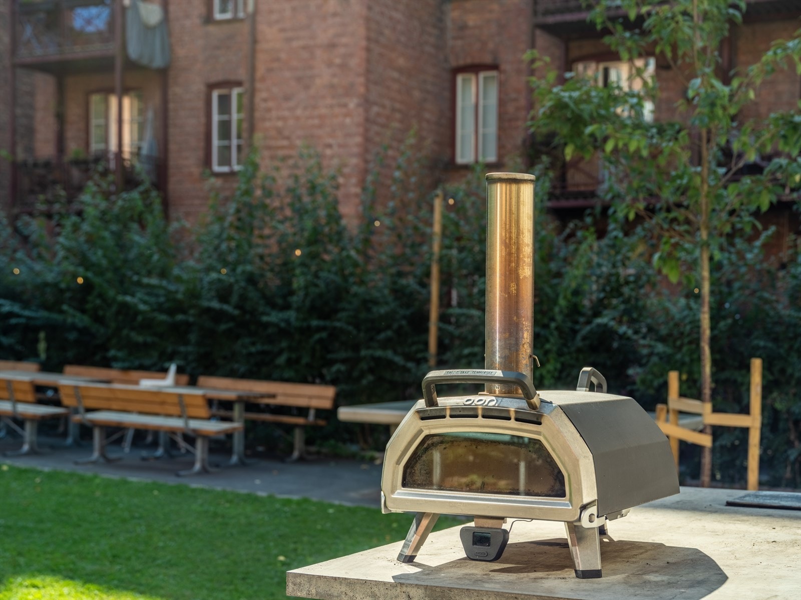 Lange sommerkvelder med pizza rett fra ovnen og gjester i hagestuen. Galleribilde