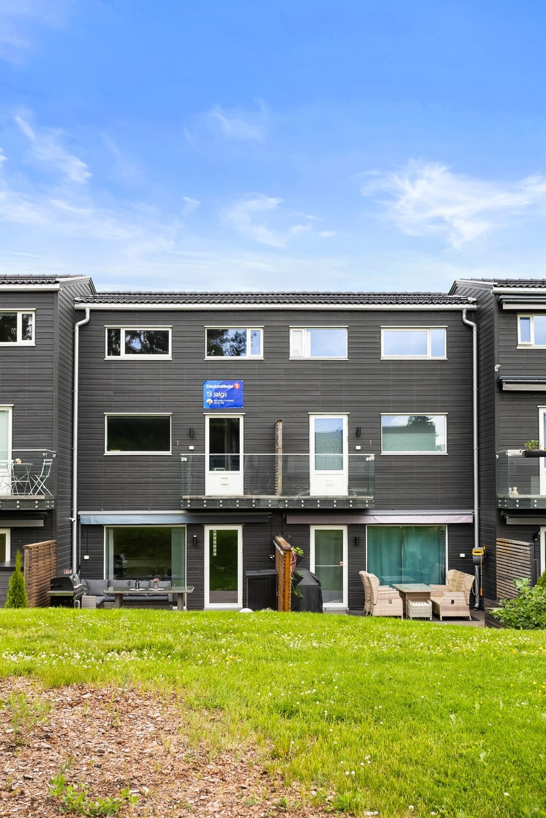 Moderne fasade med flere private uteplaser. Galleribilde