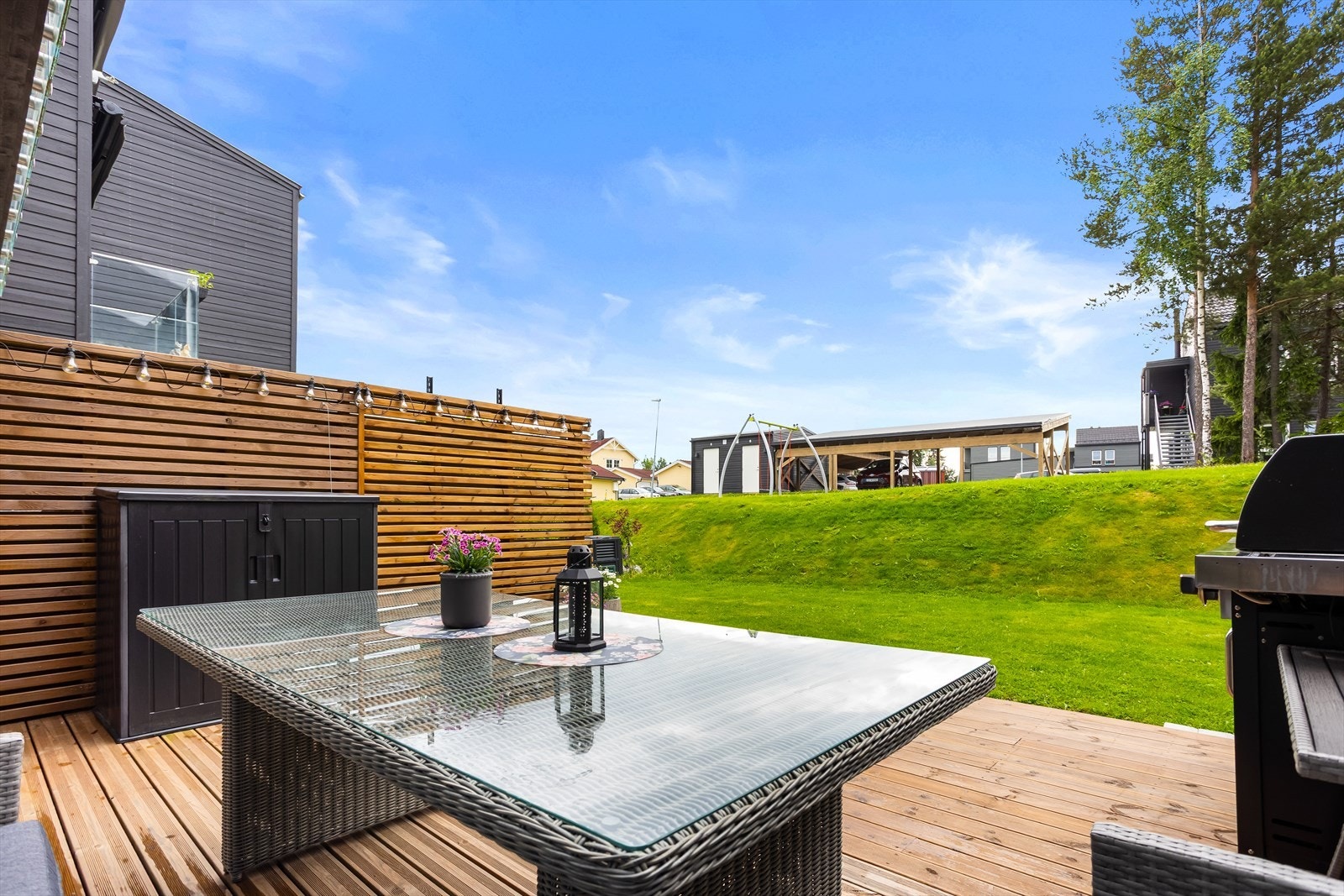 Her ute er det plass til utemøbler og grill, samt videre utgang til hagen. Galleribilde